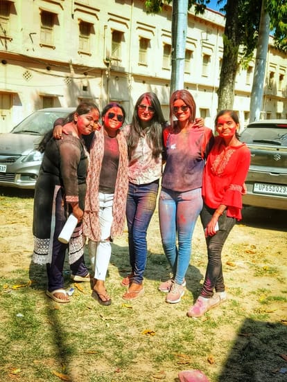 Students played Holi from BHU to Kashi Vidyapeeth campus