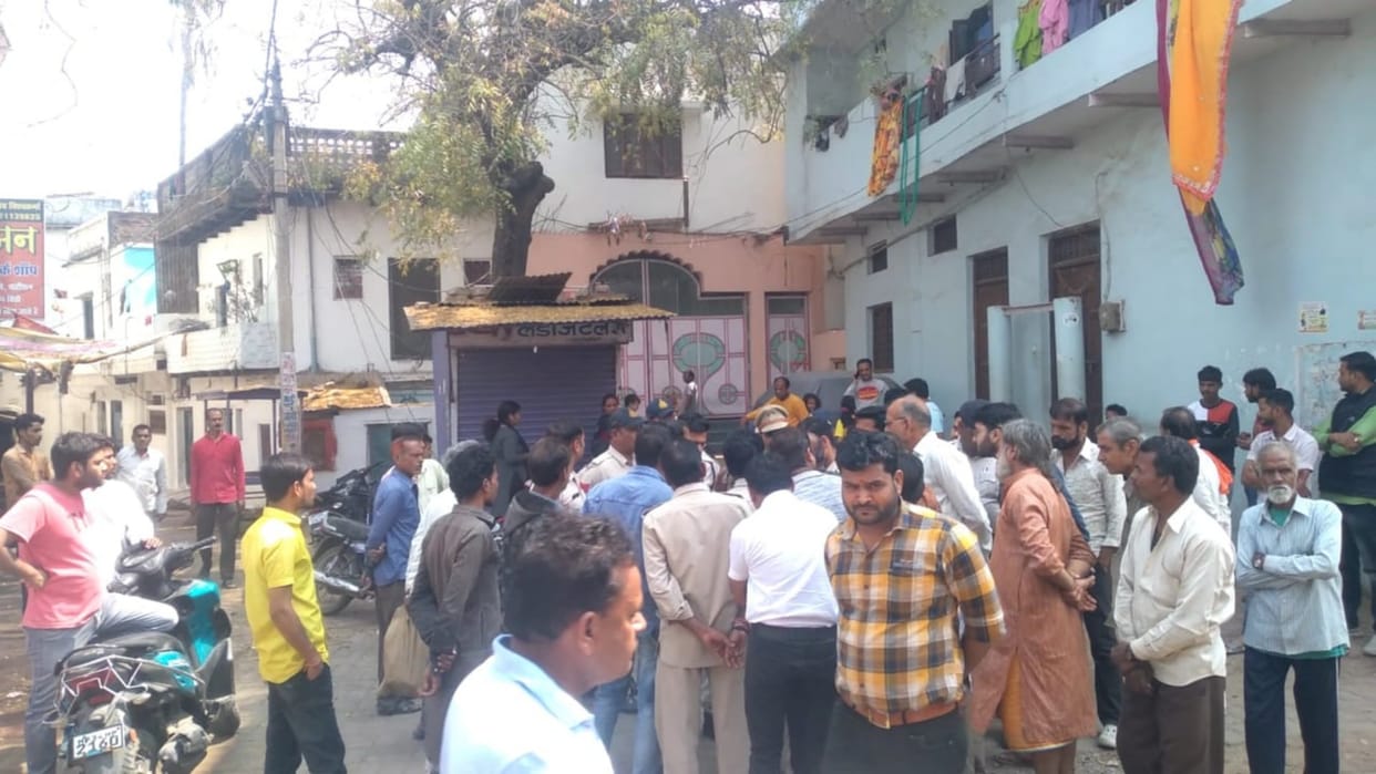 Woman and her son attempted self-immolation against police action on encroachment at Dhagat chauraha in Damoh