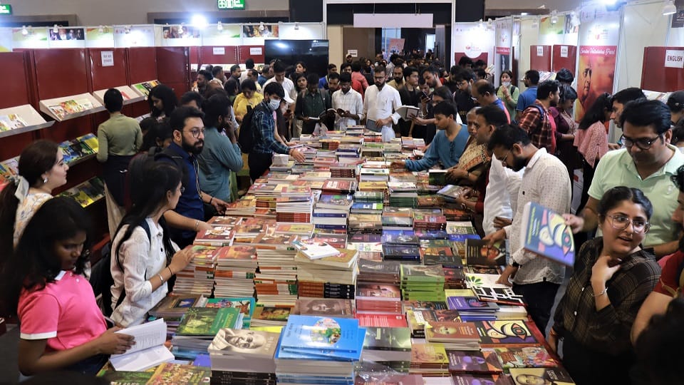 World Book Fair Competition between English and Hindi readers to buy books