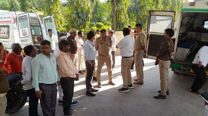 Ambedkarnagar: ट्रेलर से कुचलकर बाइक सवार दंपती व दो बेटियों की दर्दनाक मौत जिला अस्पताल पहुंचे सीएमओ डा. श्रीकांत शर्मा और एसडीएम पवन जायसवाल।