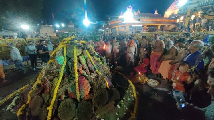 महाकालेश्वर मंदिर प्रांगण होलिका दहन के दौरान पुजारी तथा श्रद्धालु