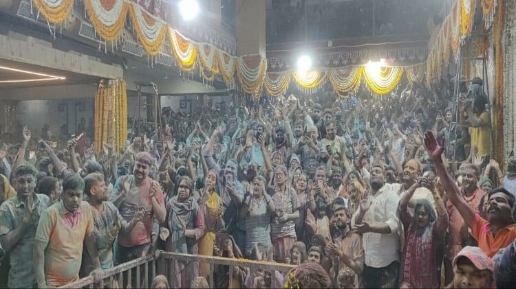Mahakal Holi: देश में सबसे पहले बाबा महाकाल ने खेली होली, भक्तिरस के रंग में सराबोर हुए श्रद्धालु महाकाल के साथ होली खेलते श्रद्धालु