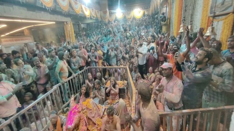Mahakal Holi: देश में सबसे पहले बाबा महाकाल ने खेली होली, भक्तिरस के रंग में सराबोर हुए श्रद्धालु होली खेलते श्रद्धालु