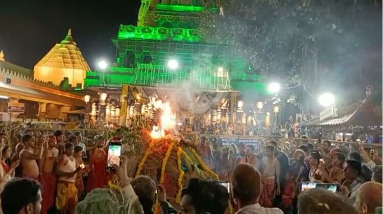 Mahakal Holi: देश में सबसे पहले बाबा महाकाल ने खेली होली, भक्तिरस के रंग में सराबोर हुए श्रद्धालु होलिका दहन के दौरान पुजारी तथा श्रद्धालु
