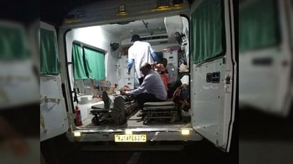 बस्ती में हादसा: कुशीनगर से लखनऊ जा रही कार में ट्रक ने मारी टक्कर, पांच घायल बस्ती में हादसा।