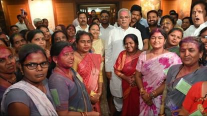 भरोसे के बजट से खिले महिलाओं के चेहरे: मानदेय वृद्धि पर आंगनबाड़ी कार्यकर्ताओं ने जताया मुख्यमंत्री का आभार विधानसभा में मुख्यमंत्री का आभार जताने पहुंची आंगनबाड़ी कार्यकर्ता।