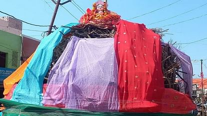 होलिका को ऐसे सजाया गया है