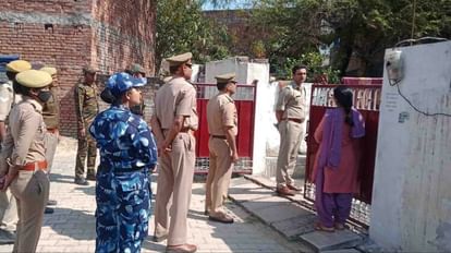 Unnao: चाकू से गोदकर महिला की हत्या, बेटी व एक युवक लापता, जांच में जुटी पुलिस मौके पर मौजूद पुलिस