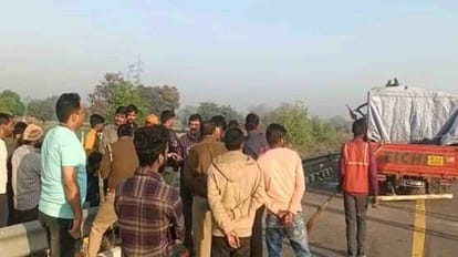 मौके पर लगी भीड़