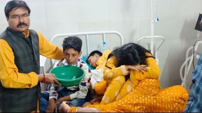 शादी में फूड प्वाइजनिंग मामला: ज्यादा मीठा सोडा मिलाने से जहरीली हो गई थी रसमलाई, 100 लोग पड़े थे बीमार पिपराइच सीएससी में भर्ती फूड प्वाइजनिंग के शिकार मरीजों की फाइल फोटो।