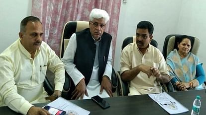 Aligarh News:अब प्रतिभा केंद्र के रूप में संचालित होगा आईएएस -पीसीएस प्रशिक्षण केंद्र, मंत्री असीम ने की घोषणा पत्रकार वार्ता करते राज्यमंत्री असीम अरूण