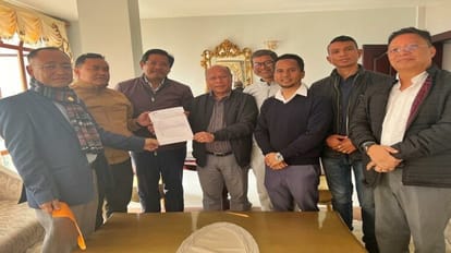 यूडीपी और पीडीएफ के सदस्यों के साथ कॉरनाड संगमा।