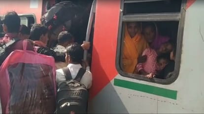 ट्रेन में मुसाफिरों की भीड़