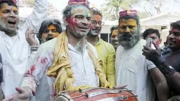 तेज प्रताप भी अबतक अपने पिता लालू के अंदाज में ही होली खेलते दिखे हैं।