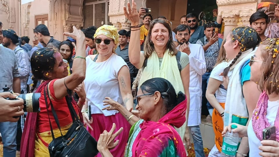 Braj ki Holi 2023 Widows Play Holi In Gopinath Temple Vrindavan Mathura