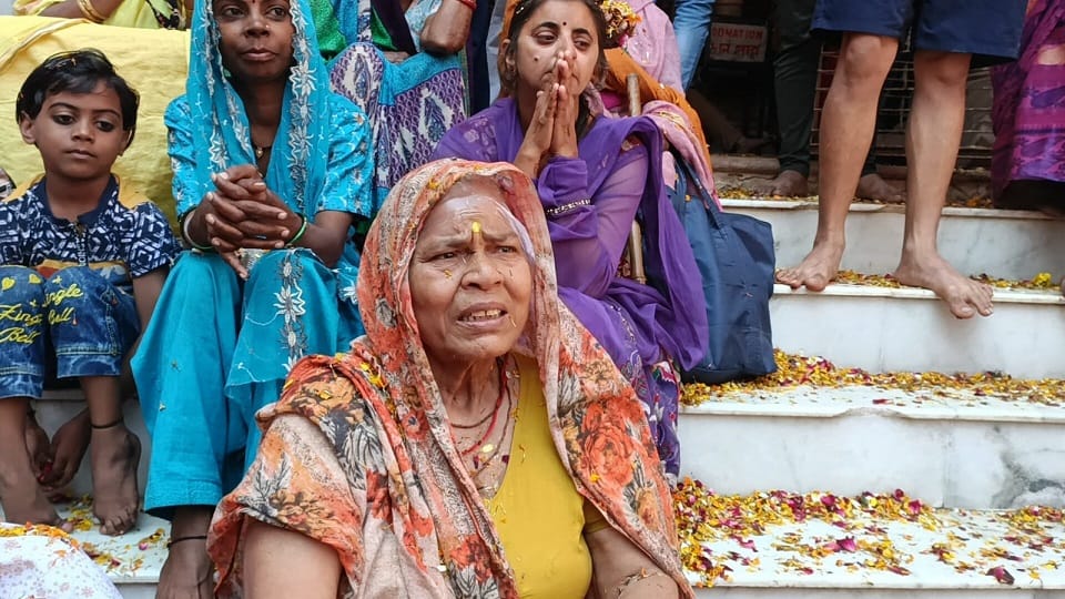 Braj ki Holi 2023 Widows Play Holi In Gopinath Temple Vrindavan Mathura