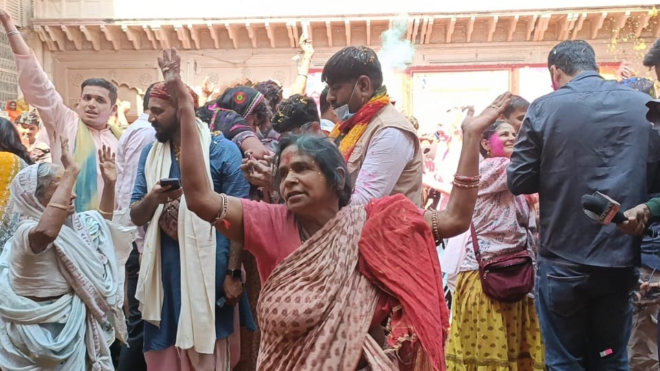 Braj ki Holi 2023 Widows Play Holi In Gopinath Temple Vrindavan Mathura