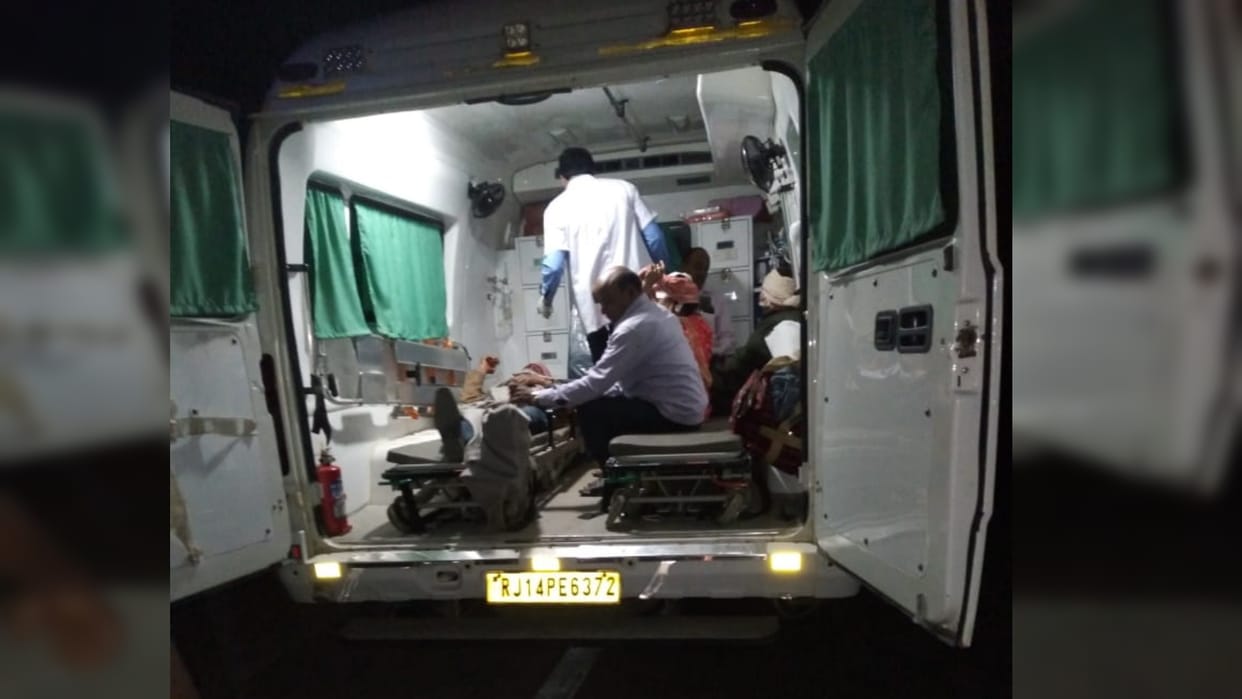 Truck collided with a car going from Kushinagar to Lucknow five injured