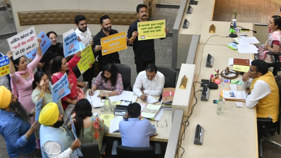 Ruckus in Chandigarh Nagar Nigam Meeting, Congress AAP Councillors protest