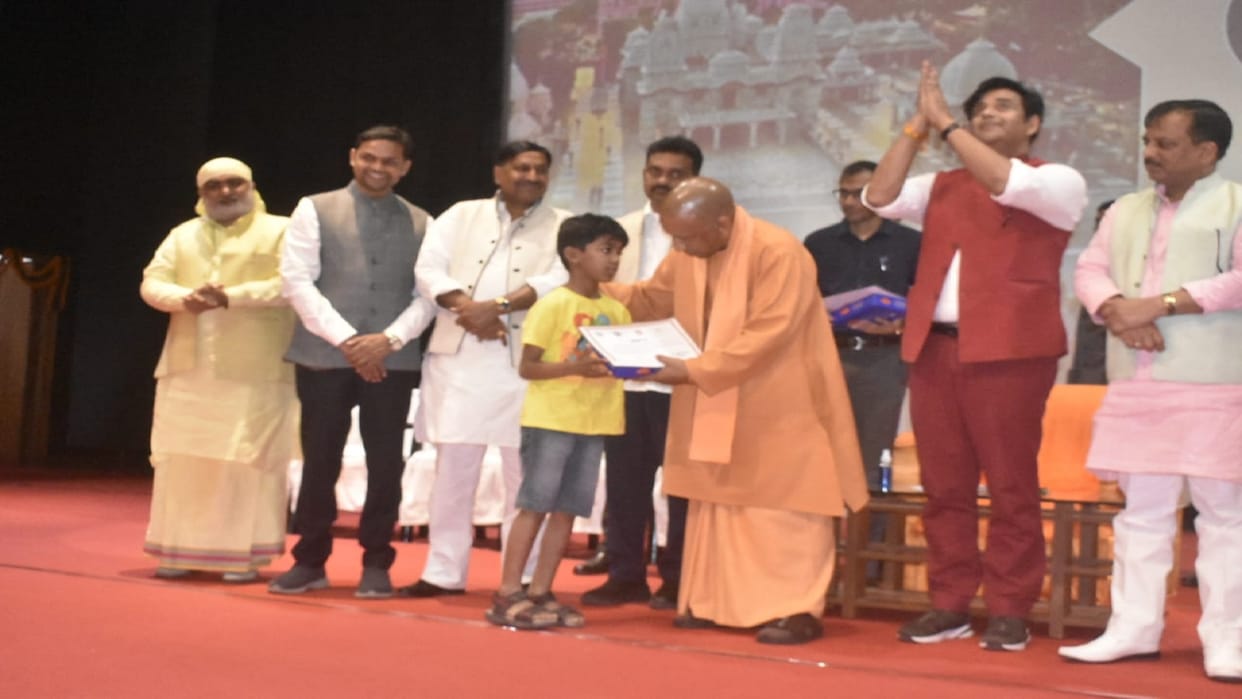 CM Yogi gave Holi gift to students gave mantra of success to children