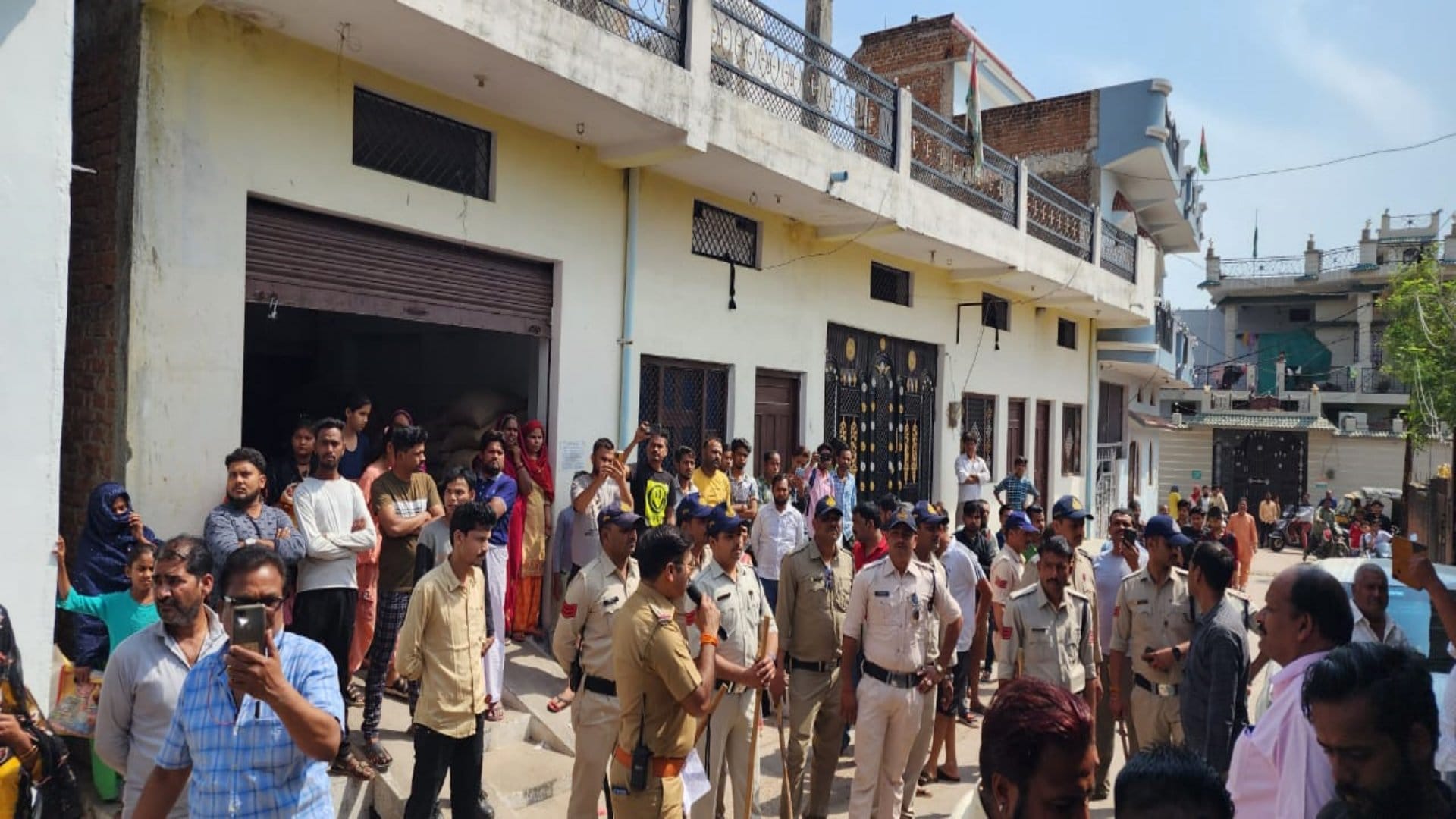 हत्या के आरोपियों के घर नापने पहुंची पुलिस