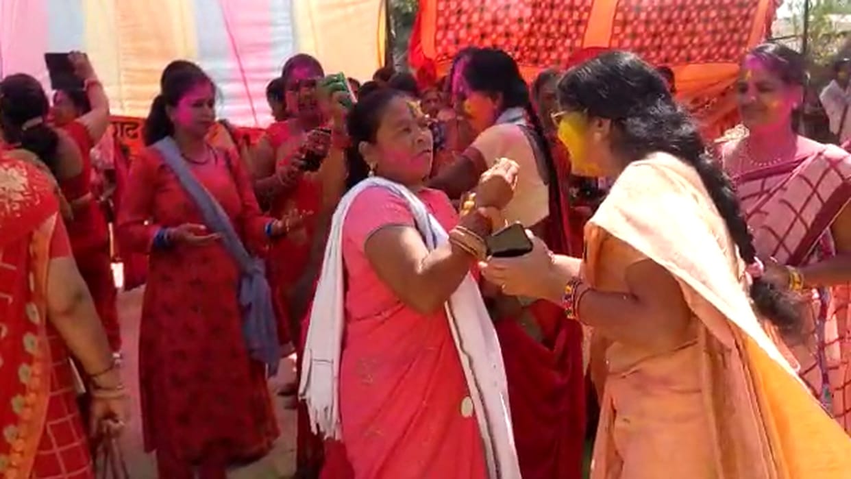 chhattisgarh anganwadi workers celebrated holi on increasing honorarium in budget