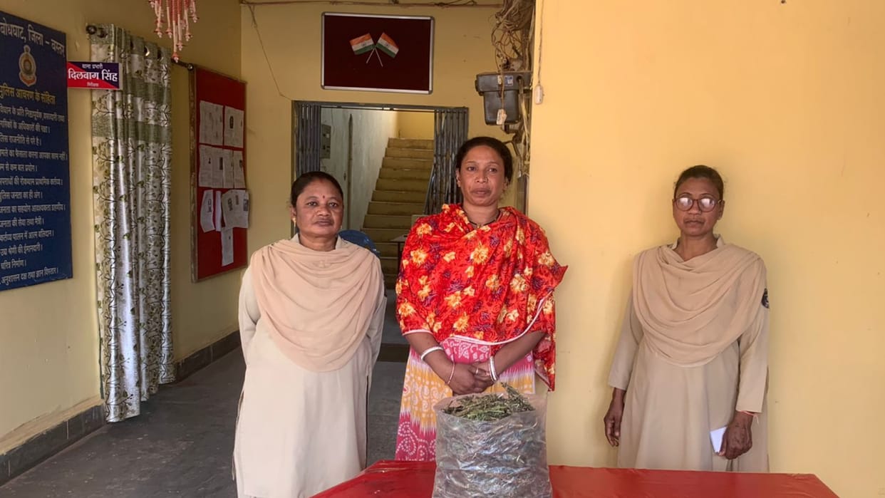 bastar police arrested woman selling ganja in jagdalpur
