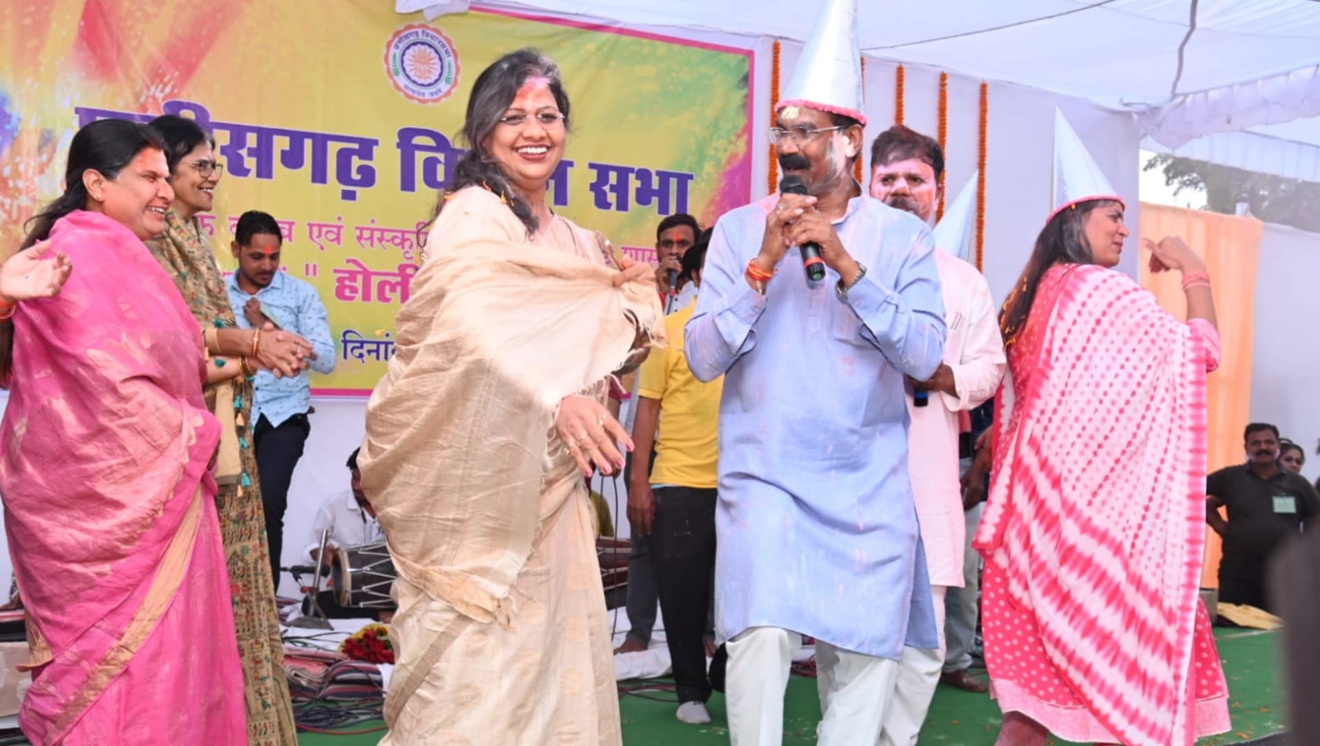 chhattisgarh cm bhupesh baghel and assembly speaker in holi celebration photos