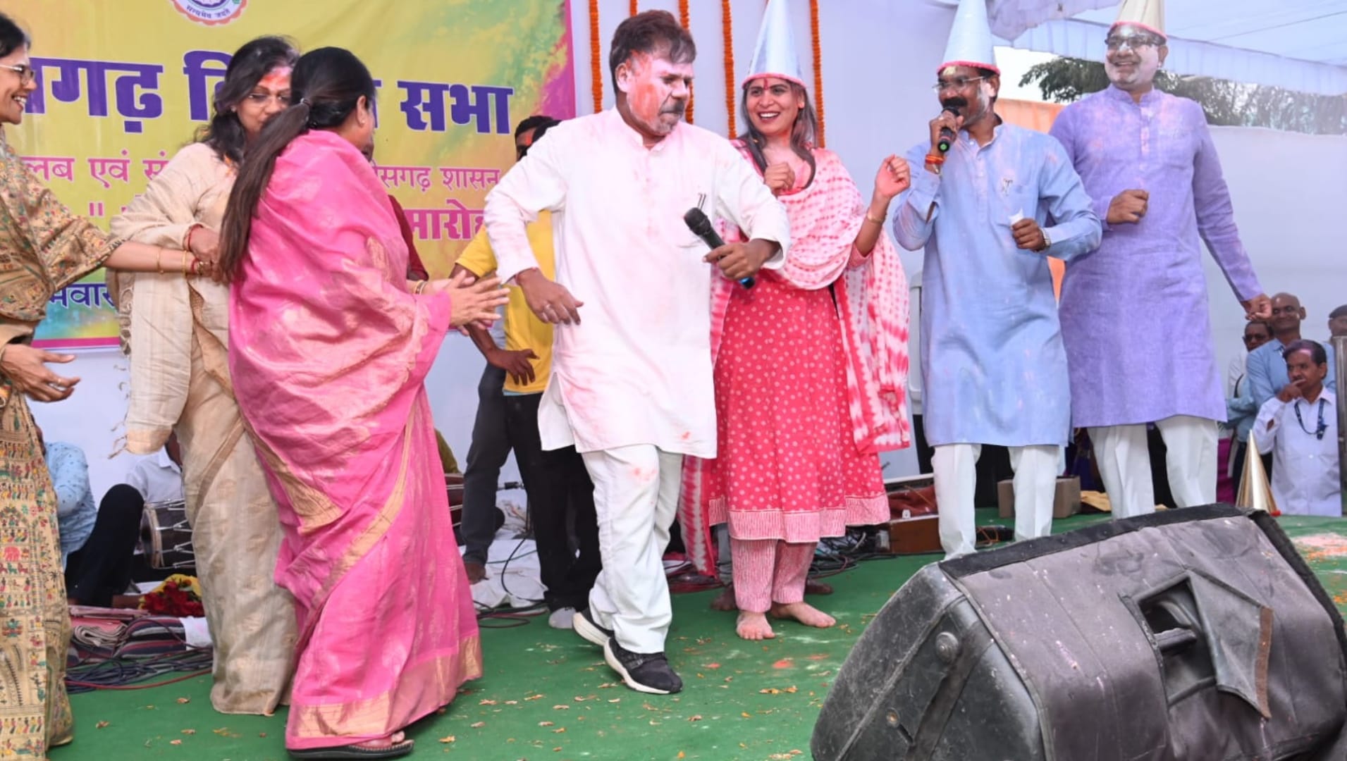 chhattisgarh cm bhupesh baghel and assembly speaker in holi celebration photos