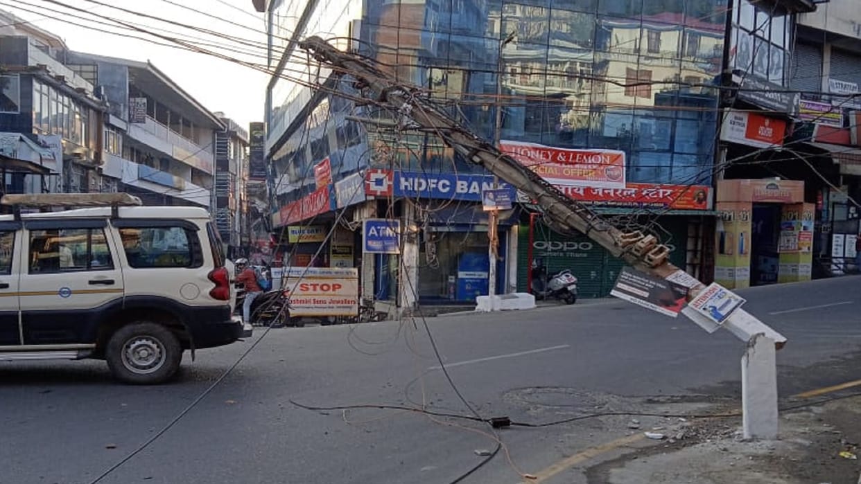Uncontrollable truck broke electric pole in Hamirpur, police diverted traffic
