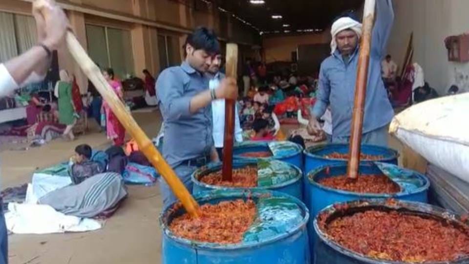 Thousands of devotees from abroad arrived to enjoy Holi in Mathura