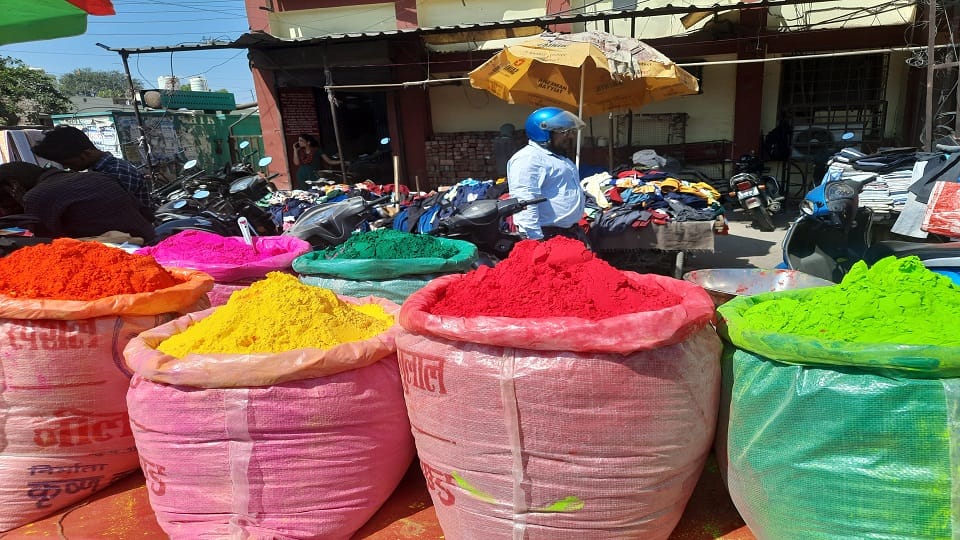 Chemical-rich colors can spoil the complexion of the face