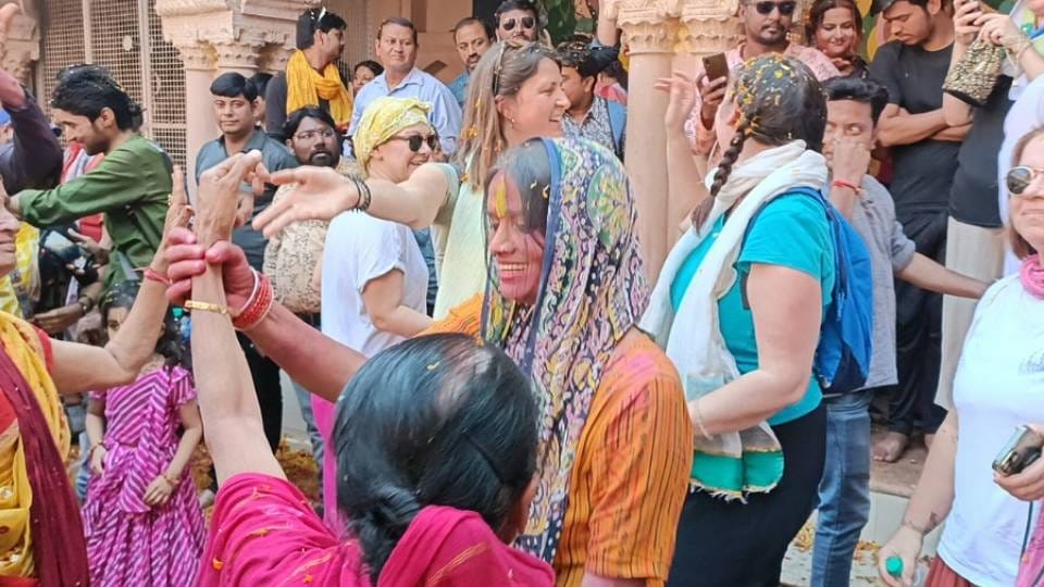 Thousands of devotees from abroad arrived to enjoy Holi in Mathura