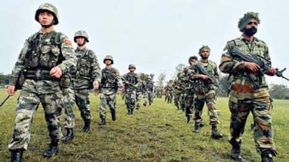 एलएसी पर तैनात भारत चीन के सैनिक
