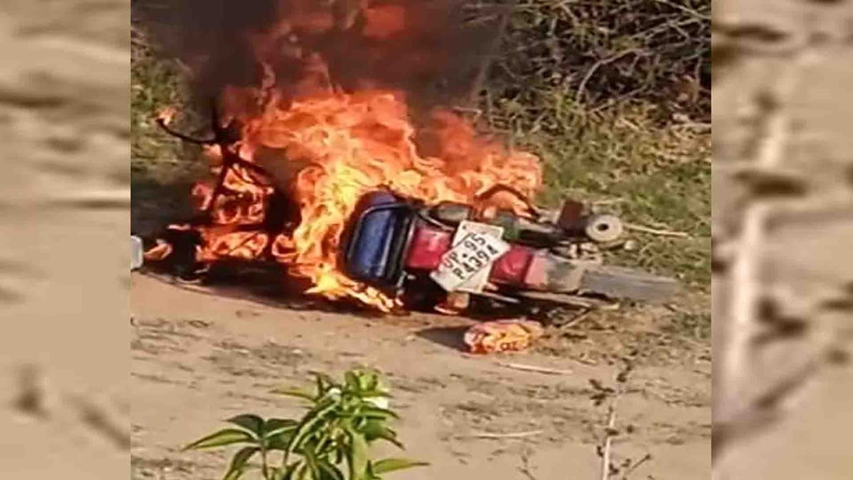 Mahoba: Fire broke out in a moving bike, youths saved their lives by jumping