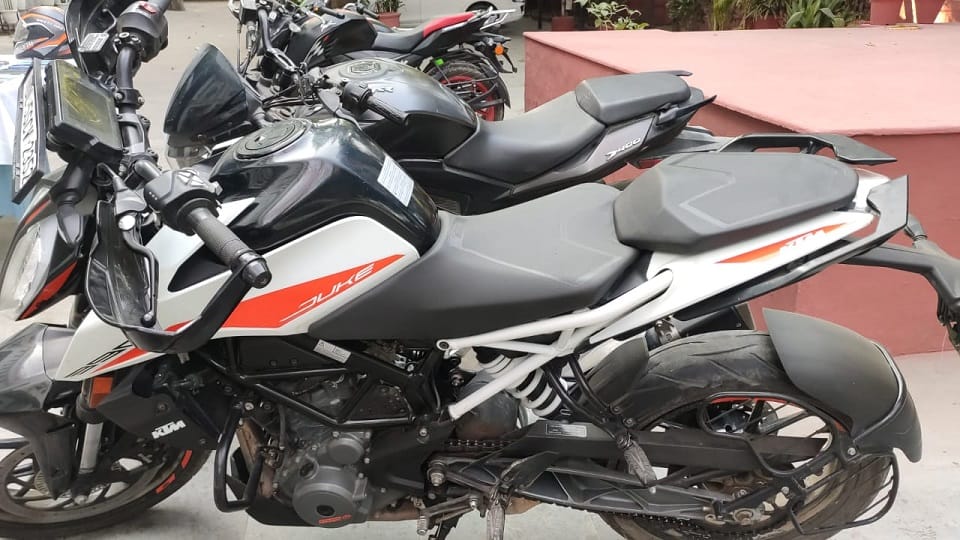 Robber with expensive motorcycles arrested along with accomplice by delhi police