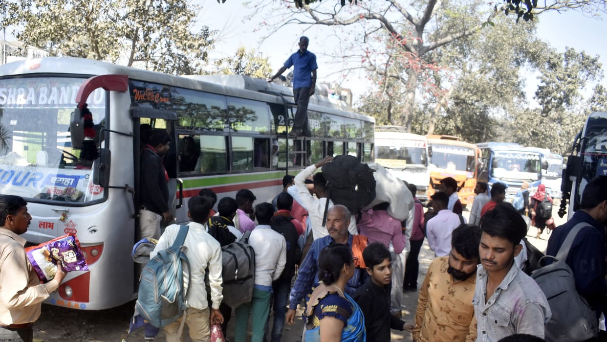 Bus drivers taking advantage of Holi crowd increasing fare