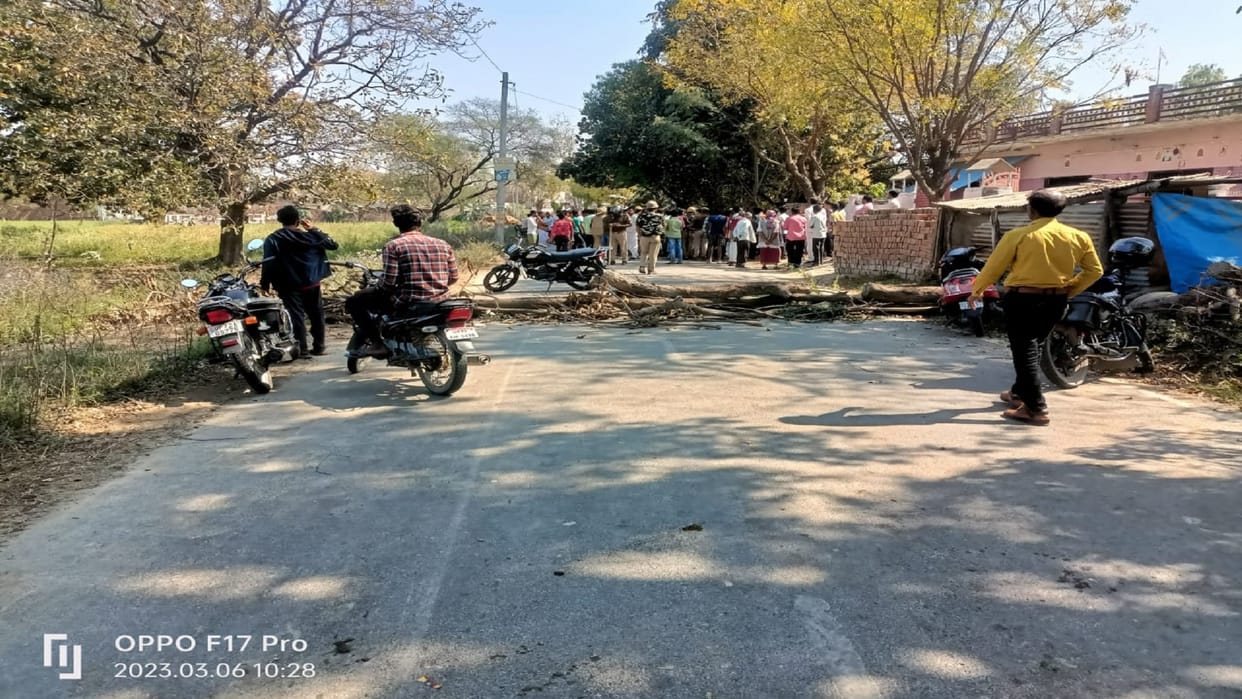Pratapgarh: Innocent killed due to uncontrollable bus, angry people block