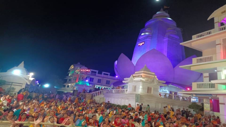 Thousands of devotees from abroad arrived to enjoy Holi in Mathura