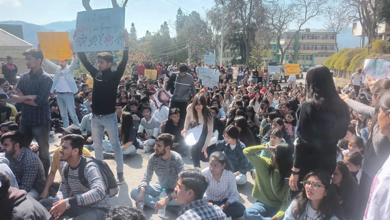 Solan News: Nauni university jaundice outbreak students stages protest