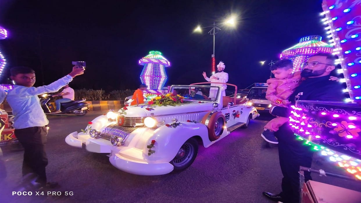 Trend of old cars increased in marriage, grooms prefer vintage car instead of mare, carriage ride