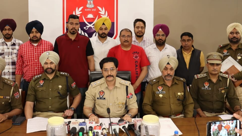 Police arrested vicious gang of robbing Fortuner vehicle at pistol point from Patdan car market