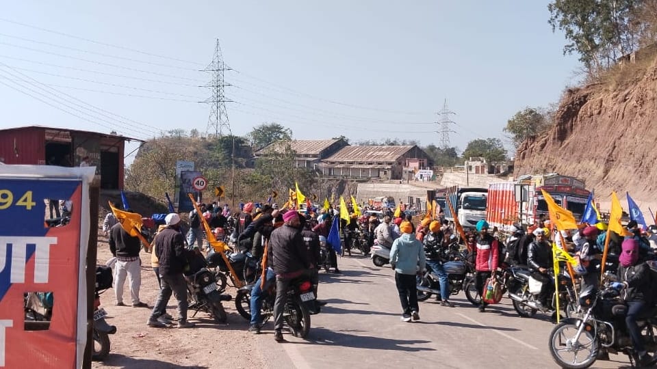 Punjabi devotees protest against Manikarna case, Himachal Pradesh-Punjab border jammed
