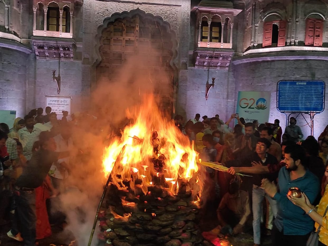 Government Holi lit in front of Rajwada in Indore, Dhulendi will be celebrated for two days