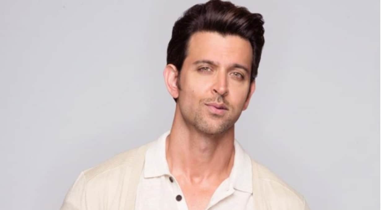 fighter actor hrithik roshan gets proposed by an older woman on stage his reply viral over internet read here