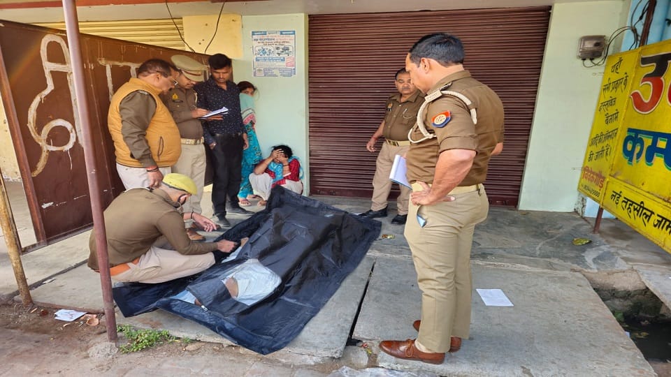 old man dead body found hanging outside closed shop in pilibhit