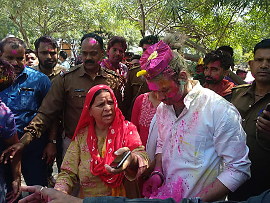 Bihar News: Tej Pratap's bicycle Lathmar Holi, Lalu's kurta tearing Holi CBI color