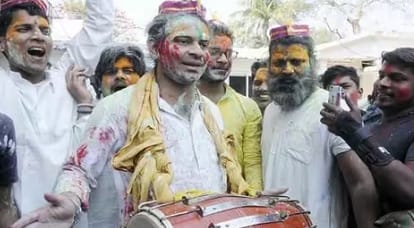Bihar News: Tej Pratap's bicycle Lathmar Holi, Lalu's kurta tearing Holi CBI color