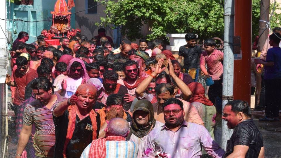 Thakur ji dola was taken out amid rain of colors in Mainpuri