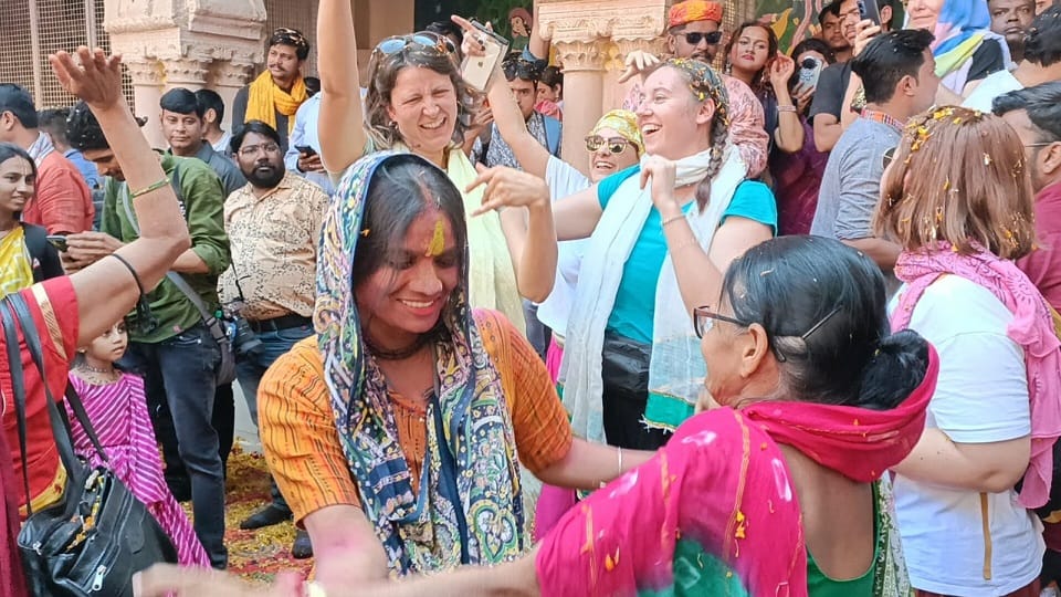 Braj ki Holi 2023 Widows Play Holi In Gopinath Temple Vrindavan Mathura